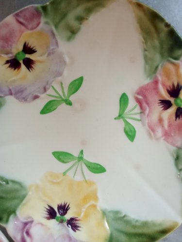 3 anciennes assiette céramique barbotine fleurs pensées Choisy le Roy