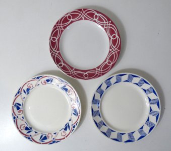 3 anciennes assiettes plates en faïence de Badonviller dépareillées vintage