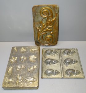 -3 OLD CHOCOLATE MOLDS in METAL and 1 COPPER ANIMAL MOUSE SHELLS D