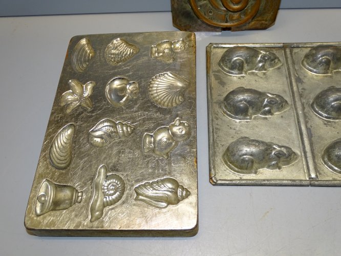 -3 ANCIENS MOULES A CHOCOLAT en METAL et 1 CUIVRE ANIMAUX SOURIS COQUILLAGES  D