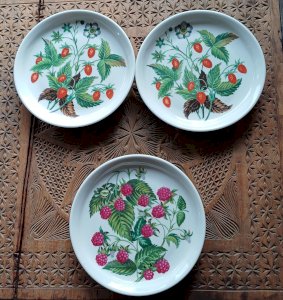 3 assiettes à pain ou autre porcelaine de Paris 