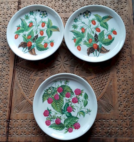 3 assiettes à pain ou autre porcelaine de Paris 