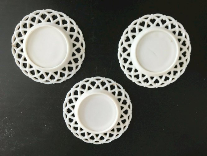  3 assiettes opaline verre moulé blanche décor fleurs paquerettes vintage 