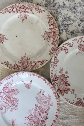 3 assiettes plates antiques dépareillées terre de fer rouge