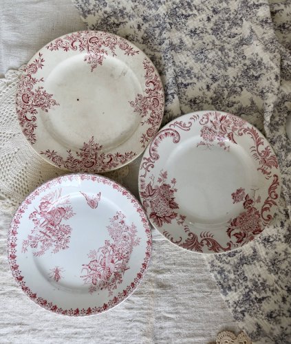 3 assiettes plates antiques dépareillées terre de fer rouge