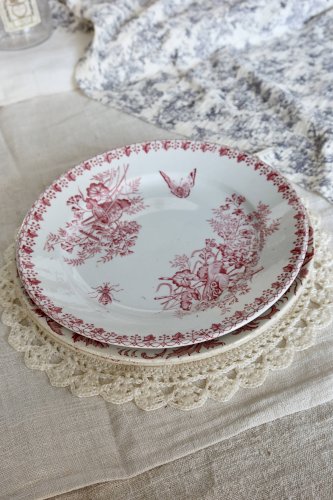3 assiettes plates antiques dépareillées terre de fer rouge