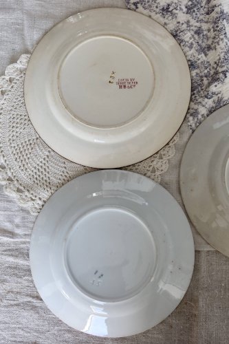 3 assiettes plates antiques dépareillées terre de fer rouge