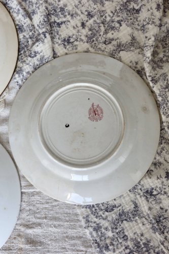 3 assiettes plates antiques dépareillées terre de fer rouge