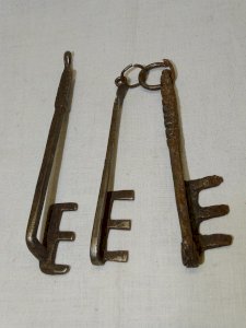 -3 BELLES ANCIENNES CLES AFRIQUE DU NORD FER FORGE COLLECTION déco VITRINE    D