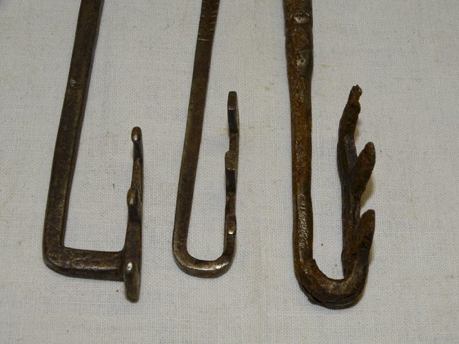 -3 BELLES ANCIENNES CLES AFRIQUE DU NORD FER FORGE COLLECTION déco VITRINE    D