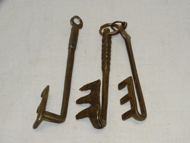 -3 BELLES ANCIENNES CLES AFRIQUE DU NORD FER FORGE COLLECTION déco VITRINE    D