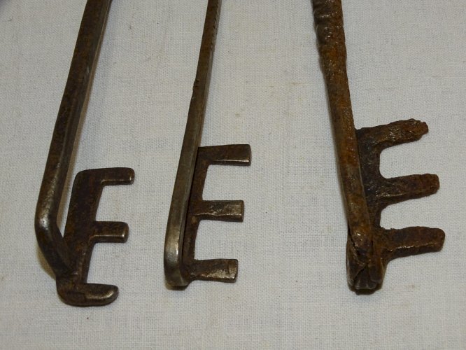 -3 BELLES ANCIENNES CLES AFRIQUE DU NORD FER FORGE COLLECTION déco VITRINE    D
