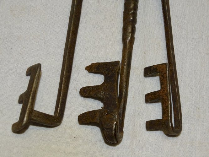 -3 BELLES ANCIENNES CLES AFRIQUE DU NORD FER FORGE COLLECTION déco VITRINE    D