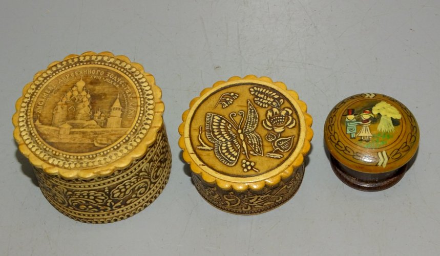 -3 BOITES MINIATURES dont 2 RUSSES BOIS Gaufré  1 BOIS PEINT   D