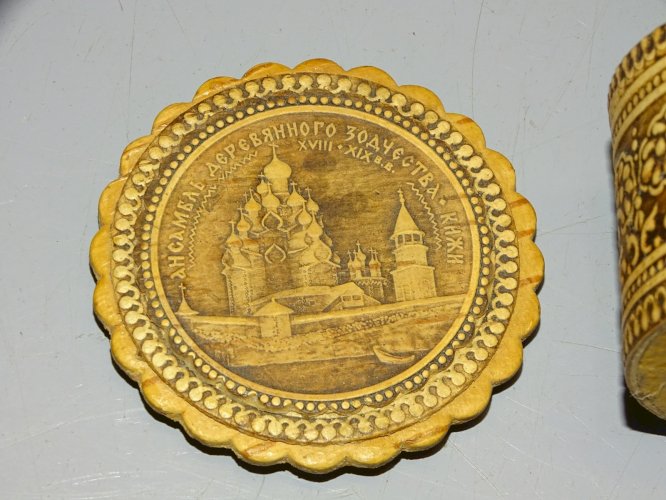 -3 BOITES MINIATURES dont 2 RUSSES BOIS Gaufré  1 BOIS PEINT   D