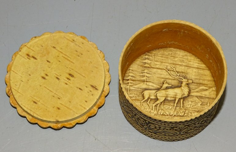 -3 BOITES MINIATURES dont 2 RUSSES BOIS Gaufré  1 BOIS PEINT   D