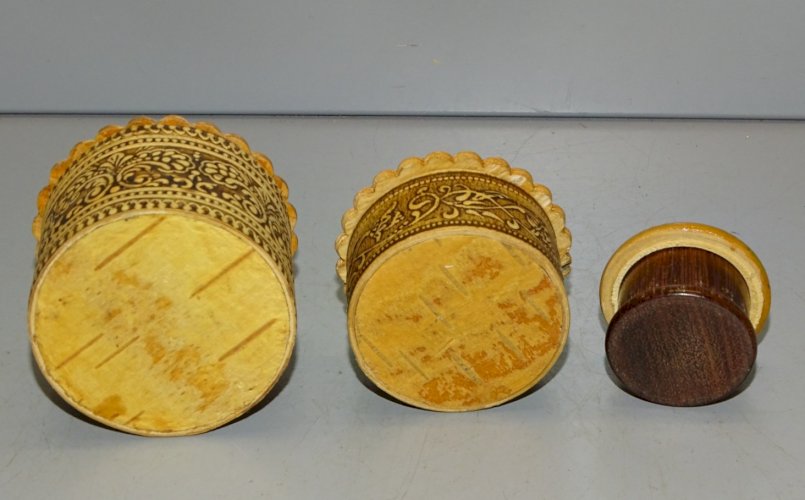 -3 BOITES MINIATURES dont 2 RUSSES BOIS Gaufré  1 BOIS PEINT   D