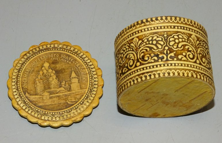 -3 BOITES MINIATURES dont 2 RUSSES BOIS Gaufré  1 BOIS PEINT   D