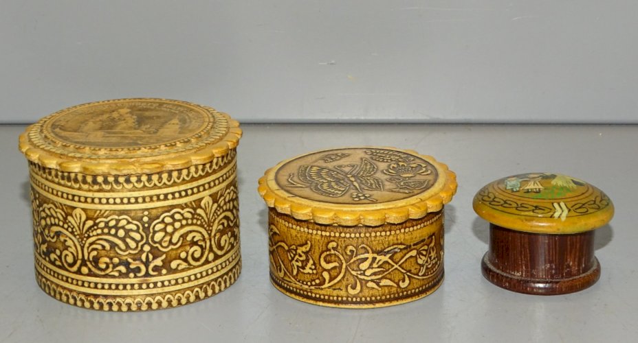 -3 BOITES MINIATURES dont 2 RUSSES BOIS Gaufré  1 BOIS PEINT   D
