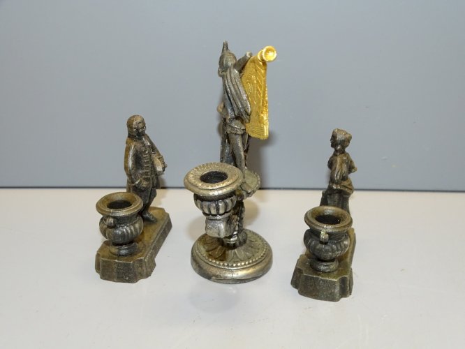 -3 BOUGEOIRS MINIATURES ZAMAC COLLECTION DECO VITRINE CHEVALIER ETENDARD   D
