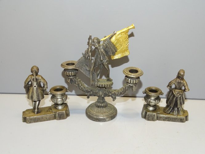 -3 BOUGEOIRS MINIATURES ZAMAC COLLECTION DECO VITRINE CHEVALIER ETENDARD   D