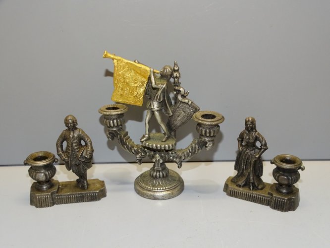 -3 BOUGEOIRS MINIATURES ZAMAC COLLECTION DECO VITRINE CHEVALIER ETENDARD   D