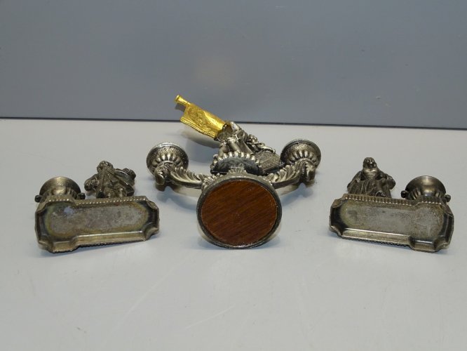 -3 BOUGEOIRS MINIATURES ZAMAC COLLECTION DECO VITRINE CHEVALIER ETENDARD   D