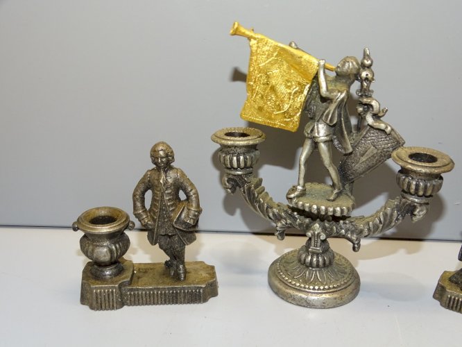 -3 BOUGEOIRS MINIATURES ZAMAC COLLECTION DECO VITRINE CHEVALIER ETENDARD   D