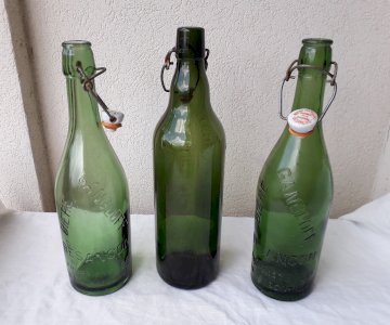 3 bouteilles en verre