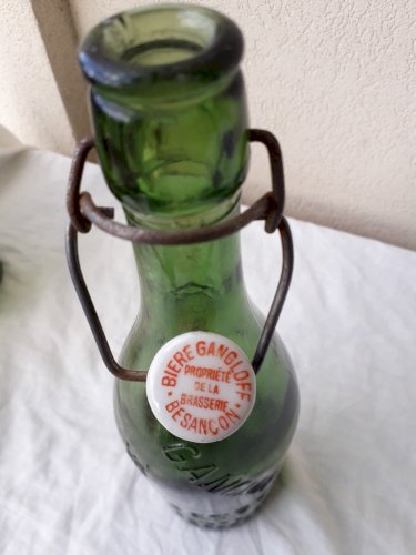 3 bouteilles en verre