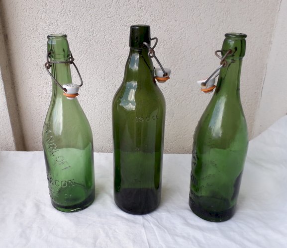 3 bouteilles en verre