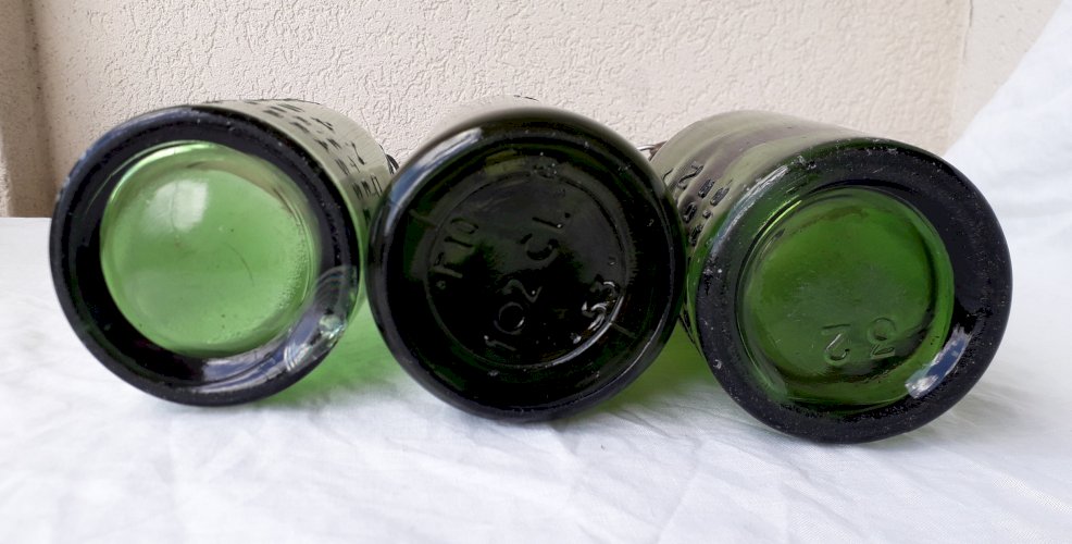 3 bouteilles en verre