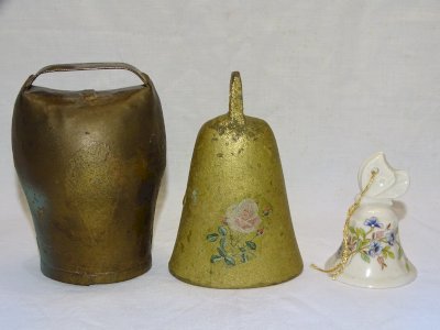 -3 CLOCHES SONNAILLES  1 METAL 1 BRONZE 1 CERAMIQUE  COLLECTION DECO    D