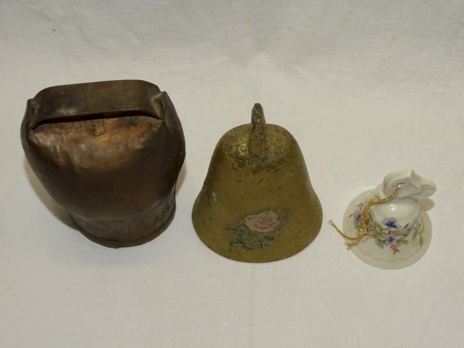 -3 CLOCHES SONNAILLES  1 METAL 1 BRONZE 1 CERAMIQUE  COLLECTION DECO    D