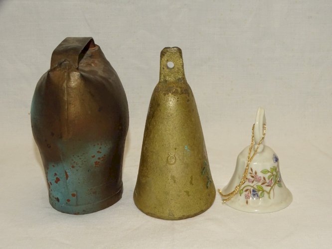 -3 CLOCHES SONNAILLES  1 METAL 1 BRONZE 1 CERAMIQUE  COLLECTION DECO    D