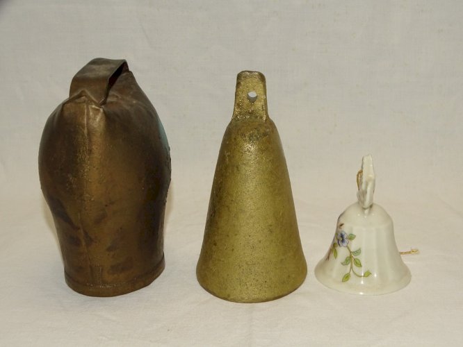 -3 CLOCHES SONNAILLES  1 METAL 1 BRONZE 1 CERAMIQUE  COLLECTION DECO    D