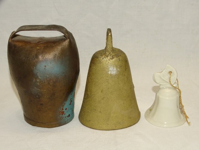 -3 CLOCHES SONNAILLES  1 METAL 1 BRONZE 1 CERAMIQUE  COLLECTION DECO    D