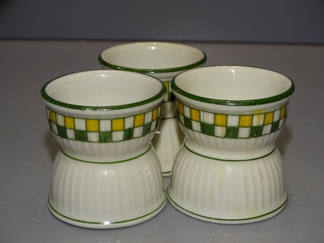-3 COQUETIERS CERAMIQUE A DECORS de DAMIERS VERTS et JAUNES BORDS VERTS   D