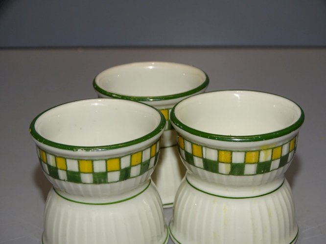 -3 COQUETIERS CERAMIQUE A DECORS de DAMIERS VERTS et JAUNES BORDS VERTS   D