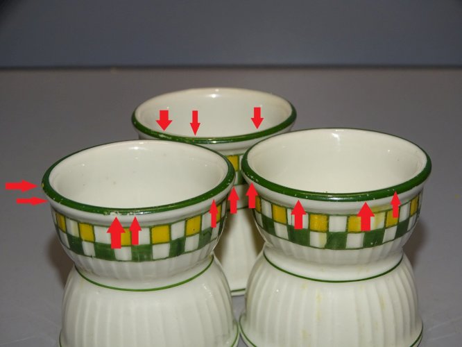 -3 COQUETIERS CERAMIQUE A DECORS de DAMIERS VERTS et JAUNES BORDS VERTS   D
