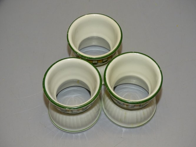 -3 COQUETIERS CERAMIQUE A DECORS de DAMIERS VERTS et JAUNES BORDS VERTS   D