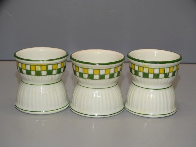 -3 COQUETIERS CERAMIQUE A DECORS de DAMIERS VERTS et JAUNES BORDS VERTS   D