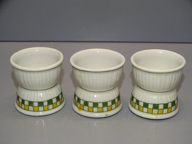 -3 COQUETIERS CERAMIQUE A DECORS de DAMIERS VERTS et JAUNES BORDS VERTS   D