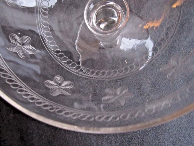 3 coupes à champagne Art Nouveau, verre ou cristal, frise de fleurs
