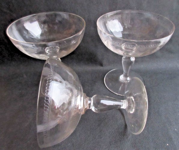 3 coupes à champagne Art Nouveau, verre ou cristal, frise de fleurs