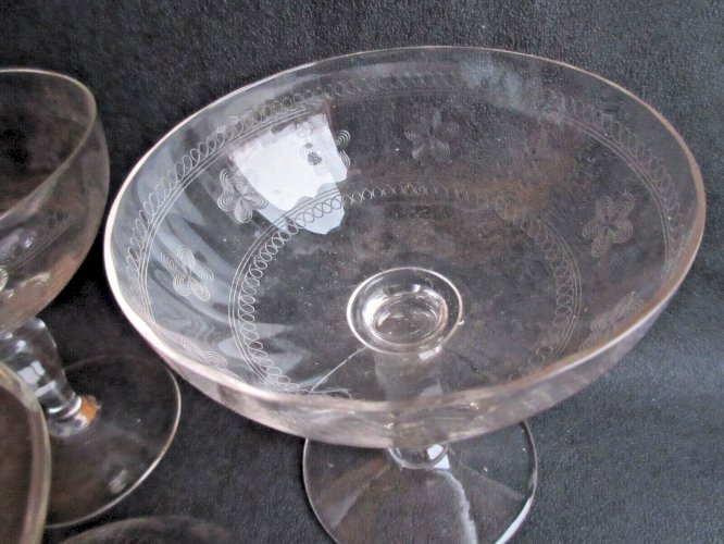 3 coupes à champagne Art Nouveau, verre ou cristal, frise de fleurs