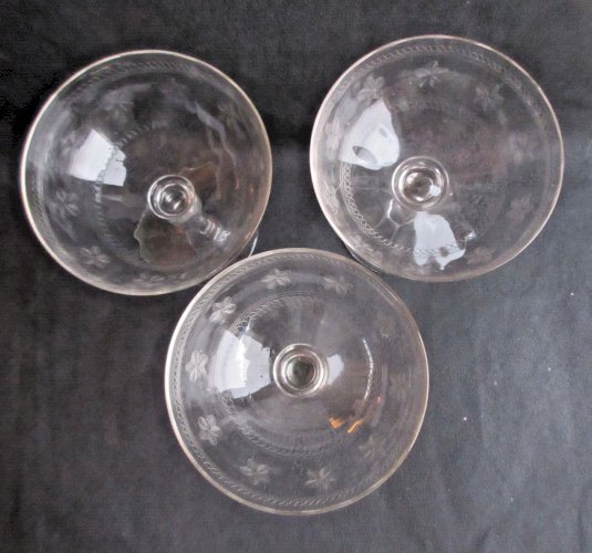 3 coupes à champagne Art Nouveau, verre ou cristal, frise de fleurs