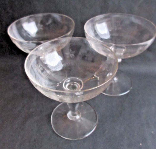 3 coupes à champagne Art Nouveau, verre ou cristal, frise de fleurs