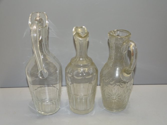 -3 FIOLES PETITES BOUTEILLES HUILE VINAIGRE VERRE ou CRISTAL dont 1 XVIIIe   D