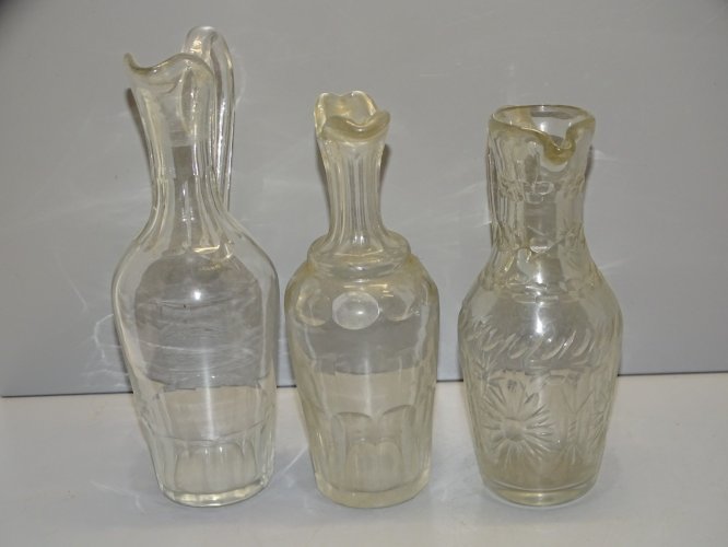 -3 FIOLES PETITES BOUTEILLES HUILE VINAIGRE VERRE ou CRISTAL dont 1 XVIIIe   D